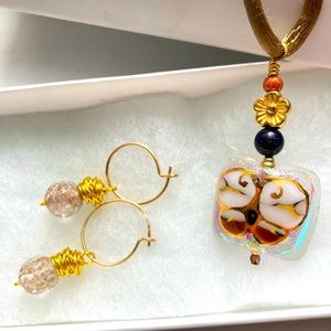 Unique glass pendant necklace w/ coordinating set of gold & clear bead earrings.